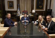 Javier Milei y su equipo de Gobierno recibieron los primeros ejemplares de los nuevos DNI electrónicos