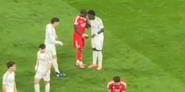 La polémica que se desató en Portugal por un gesto de un compañero de Prestianni con Vinicius tras el Real Madrid-Benfica de Champions League