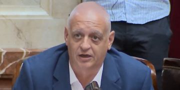 “Le entrego el símbolo de esta ley”: Horacio Pietragalla le dejó una cadena a Martín Menem en el debate de la reforma laboral