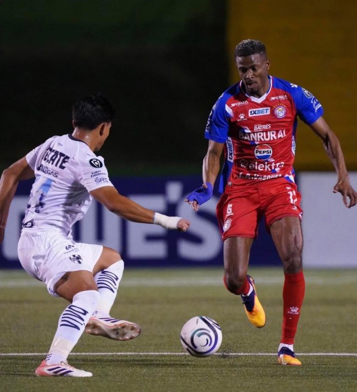 Un futbolista le pidió matrimonio a su novia en el campo de juego y se separó a los tres días: “No voy a hablar mal”