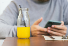 La brújula y el muro, una crónica que intenta mostrar cómo no ahogarse en el caos informativo