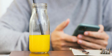 La brújula y el muro, una crónica que intenta mostrar cómo no ahogarse en el caos informativo