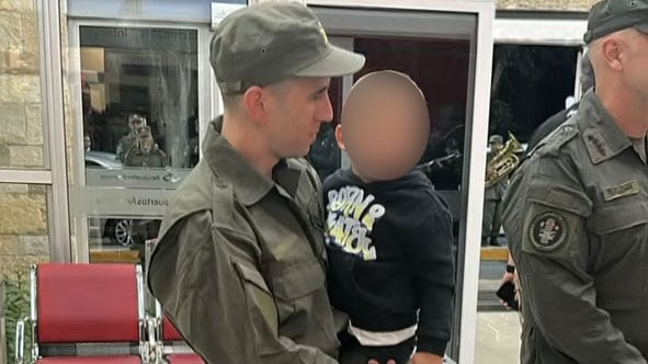 Así fue el encuentro del gendarme Nahuel Gallo con su hijo tras su llegada al país