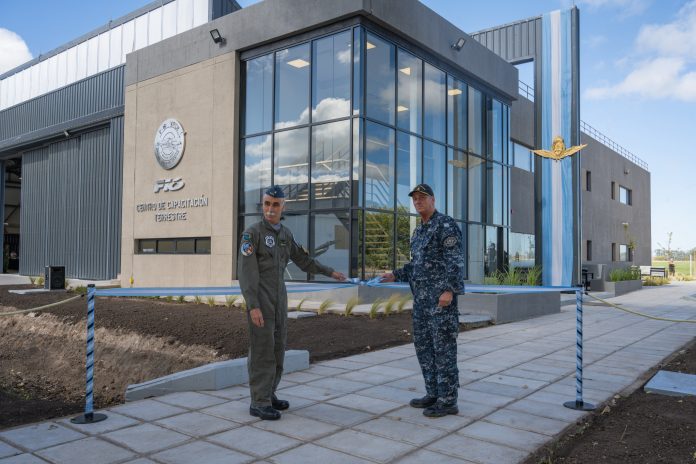 Cómo es la tecnología con la que entrena la Fuerza Aérea para operar los F-16 que llegarán a la Argentina