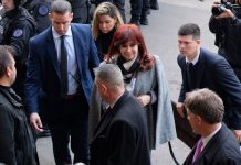 Cristina Kirchner en Comodoro Py: vuelta a la escena con un acto político y acusaciones contra el Gobierno