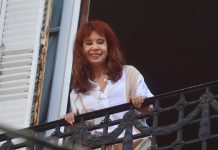 Cristina Kirchner, en vivo: militantes se concentran en San José 1111 en la previa a su declaración en la causa Cuadernos