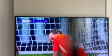 “De sueño a pesadilla”: el posteo del arquero del Tottenham que fue reemplazado a los 17 minutos por sus errores