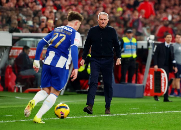 El encendido cruce entre Mourinho y Lucho González en el clásico entre Benfica y Porto: “Me llamó traidor 50 veces”