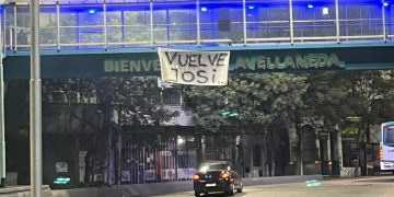 El líder de la barra de Racing no podrá ingresar a los estadios y aparecieron banderas que preanuncian una guerra interna
