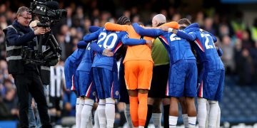 El motivo detrás de la arenga viral de los jugadores del Chelsea con el árbitro en la mitad de la cancha