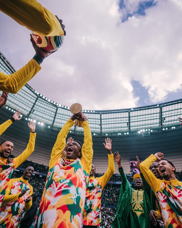 Escándalo en África: Senegal exhibió el trofeo como campeón continental luego de que la confederación se lo quitara y adjudicara a Marruecos