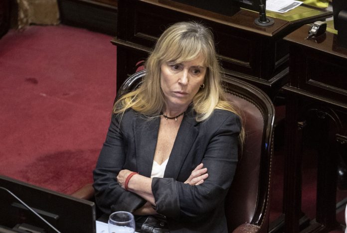 Extranjeros, afuera: el kirchnerismo ahora pretende que los principales cargos del Estado sean solo para argentinos