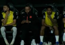 Jugó 22 minutos, salió lesionado y atendió una llamada en el banco de suplentes: la actitud de una estrella del fútbol que dio que hablar