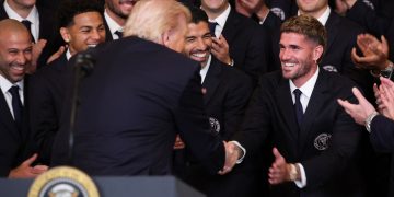 La broma que De Paul le hizo a Donald Trump con Messi presente en la visita de Inter Miami a la Casa Blanca