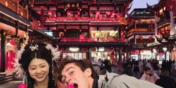 Los divertidos videos de Franco Colapinto en China: del “Messi, Dios” a la canción que quiso aprender