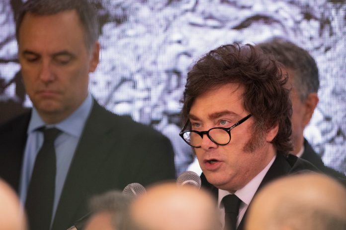 Milei sostiene a Adorni, busca retomar el control de la agenda política y enfrenta la ofensiva de la oposición