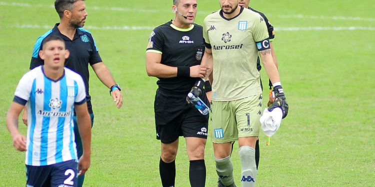 Nuevos chats siembran dudas sobre los arbitrajes en el fútbol argentino: “Ahora que me banquen porque Racing me borra”