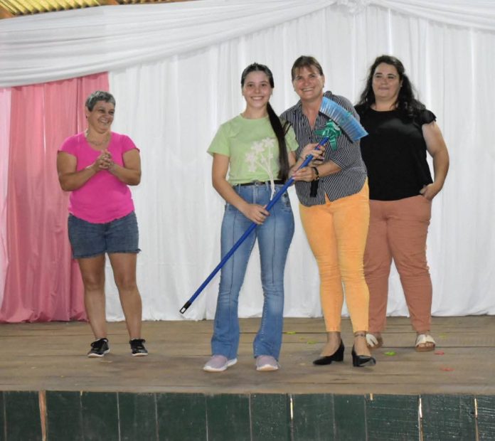 Polémico festejo por el Día de la Mujer en Misiones: un municipio entregó baldes, escurridores y escobas como premios