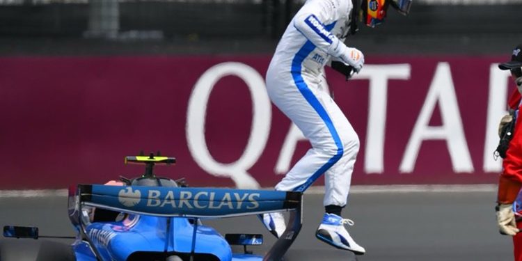 Por qué los pilotos tienen que saltar de los autos cuando se detienen por una falla eléctrica en la Fórmula 1