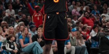 Quiso hacer una asistencia y metió un increíble triple de aro a aro sobre la chicharra en la NBA