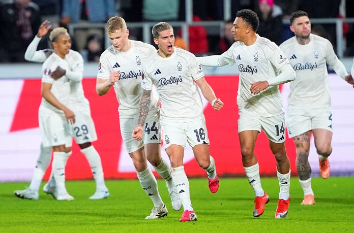 Se resbaló, falló el penal que decretó el adiós de su equipo de la Europa League, y el gesto del arquero rival dio la vuelta al mundo