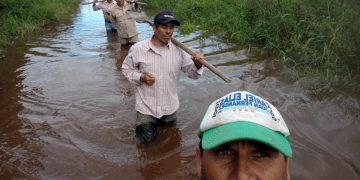 El sur tucumano bajo el agua: imágenes impactantes revelan la desesperación tras el temporal