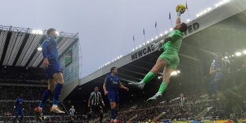 Volada al ángulo en tiempo de descuento: el video de la “atajada del año” en la Premier League