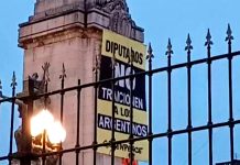 Activistas de Greenpeace intervinieron un monumento frente al Congreso en rechazo a la Ley de Glaciares