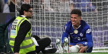 Atento Scaloni: Enzo Fernández sintió una molestia y pidió el cambio en la derrota del Chelsea ante Manchester United