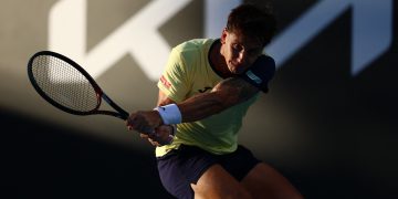 Camilo Ugo Carabelli logró el mejor triunfo de su carrera: barrió a Karen Khachanov y avanzó en el ATP de Barcelona