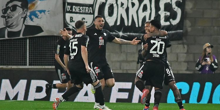 Deportivo Riestra afrontará su histórico debut en Copa Sudamericana ante Palestino de Chile: hora, TV y formaciones