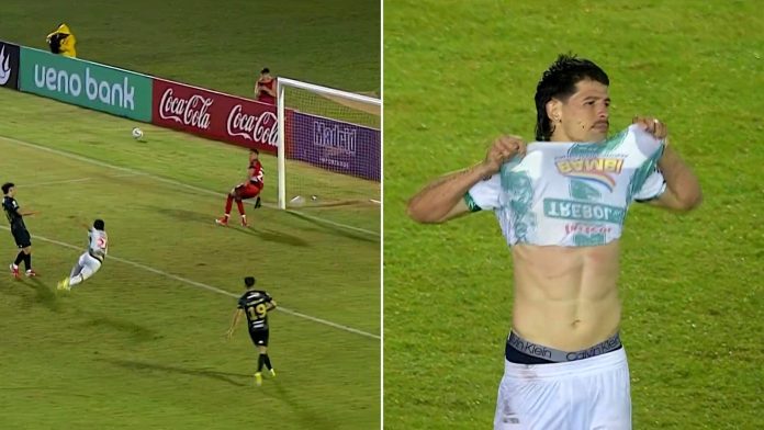 El blooper del año en el fútbol: un jugador erró un penal, pero la pelota le dio en la cara y terminó en gol tras un mal rechazo