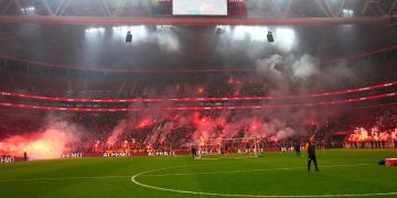 El gesto de Mauro Icardi con uno de los hijos de la China Suárez en medio de la multitudinaria práctica abierta del Galatasaray