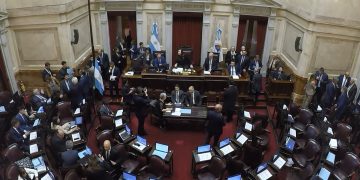 El Senado debate sobre los ascensos de jefes militares y la designación de Crexell como embajadora