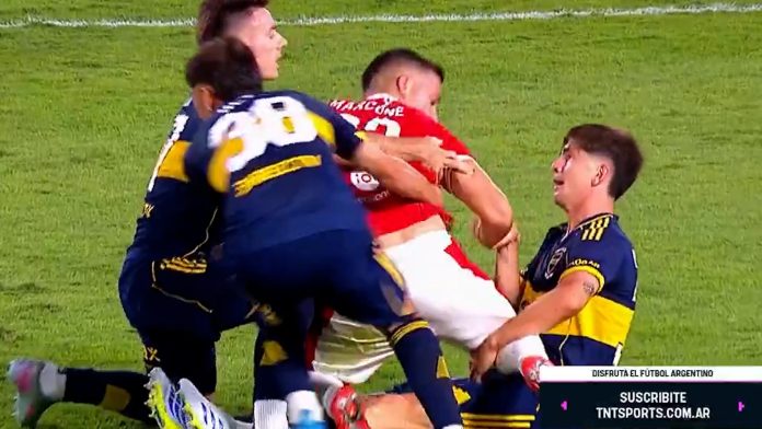 Golpe de puño y empujones: la insólita pelea entre dos jugadores de Boca y uno de Independiente que el árbitro no vio