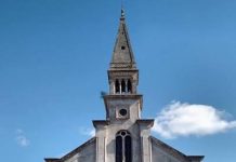 Tensión en pleno duelo: denuncian irrupción política durante una misa en Graneros