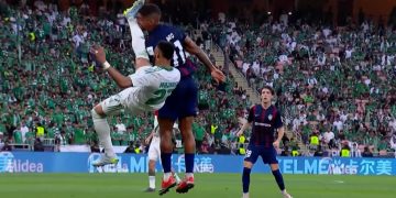 Intentó despejar la pelota de chilena, pero le dio una brutal patada en el rostro a un rival y lo dejó inconsciente