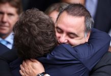 Javier Milei redobla el apoyo a Manuel Adorni: lo llevará en la comitiva que esta tarde asistirá a la cumbre de AmCham