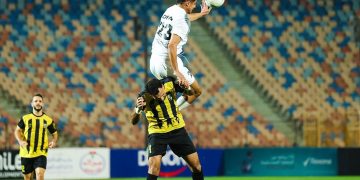 La insólita reacción de un jugador con una árbitro que convalidó un gol para su equipo tras la revisión del VAR