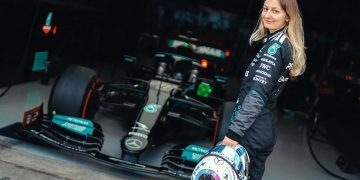 La piloto de 22 años que marcó un hito en la historia de la Fórmula 1 al rodar en un monoplaza de Mercedes