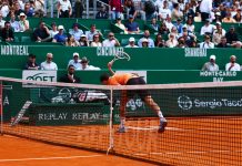 Perdió por un doble 6-0 en 49 minutos y estalló de furia: una figura del tenis golpeó seis veces su raqueta hasta destruirla