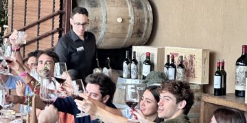 Viaje en helicóptero, asado con Maia Reficco y una botella de seis litros de Malbec: el día de Colapinto en la previa a la exhibición