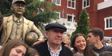 11 historias que definen a Carlos Griguol, el técnico que fue docente: del jeep que duró una semana a la práctica con las cabras