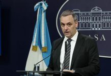 Adorni reactiva su agenda en las provincias: el gesto a un gobernador aliado en medio de su interna con un diputado de LLA