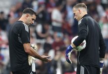 Alerta en la selección argentina: el momento de la lesión que sufrió el Dibu Martínez en un dedo antes de la final del Aston Villa