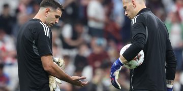Alerta en la selección argentina: el momento de la lesión que sufrió el Dibu Martínez en un dedo antes de la final del Aston Villa