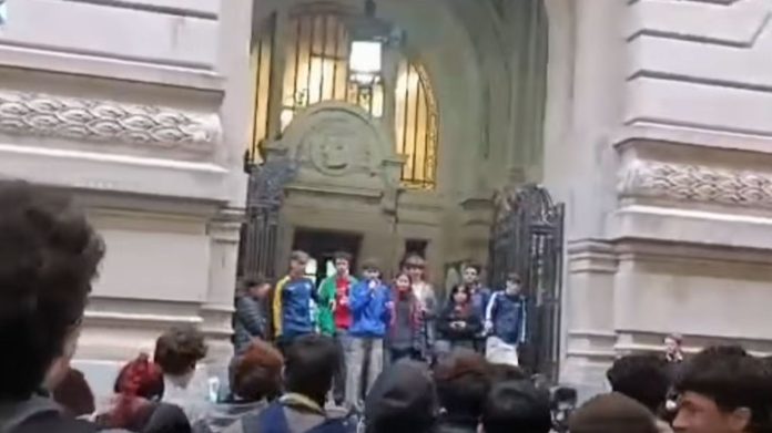 Alumnos tomaron el Nacional Buenos Aires y el Pellegrini para exigir que se cumpla la ley de financiamiento universitario