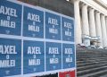 “Axel o Milei”, los carteles que avivan la interna del peronismo tras el reclamo kirchnerista por CFK