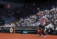 Batacazo argentino en Roland Garros: Juan Manuel Cerúndolo aprovechó los problemas de Jannik Sinner y eliminó al 1° del mundo