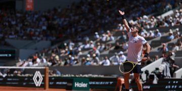 Batacazo argentino en Roland Garros: Juan Manuel Cerúndolo aprovechó los problemas de Jannik Sinner y eliminó al 1° del mundo